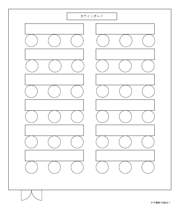 横2列、縦6列に長机が12台スクール形式で並んでいる。椅子は机一つにつき3脚、計36脚。予備8脚。